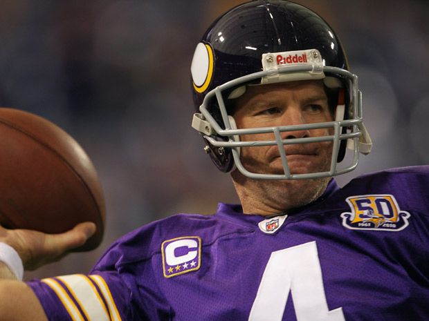 Favre has stress fracture, putting streak in doubt