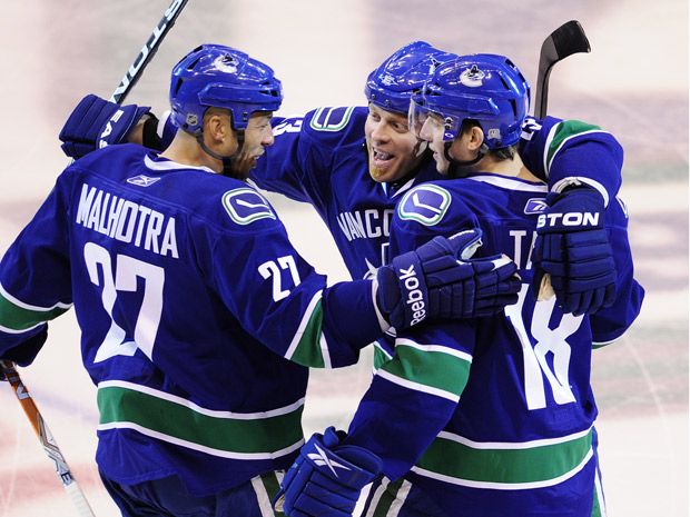 Ryan Kesler of Vancouver Canucks hockey giving his best at golf.