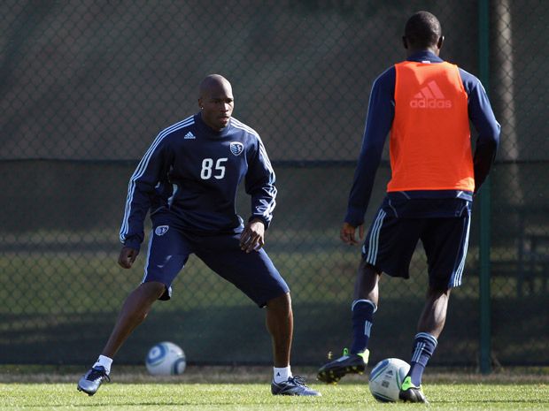 Ochocinco going for futbol, since lockout has put football on