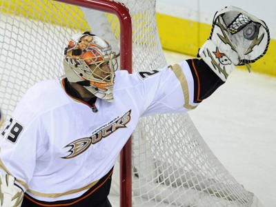 Honoring The Memory of Former Anaheim Ducks Goalie, Ray Emery - Page 4