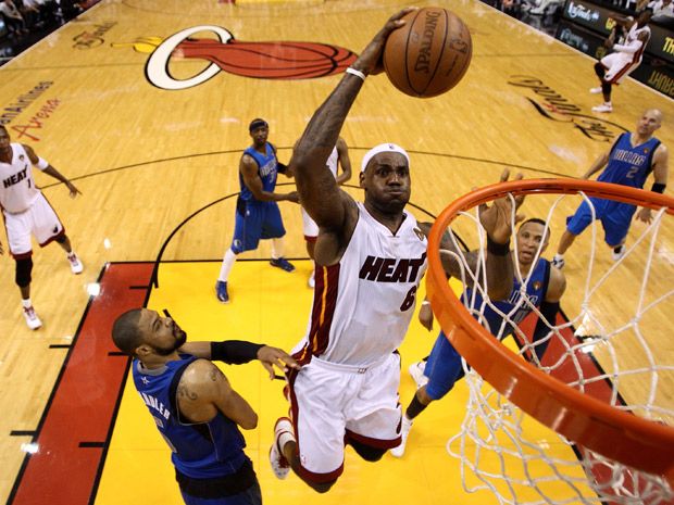 LeBron James leads Miami Heat over Chicago Bulls, 85-75, tying