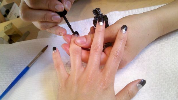 Nt-10 Plastic Hand False Hard Hand Nail Art Practice Hand - China Acrylic  Nails Practice Hand and Nail Art Fake Hand price