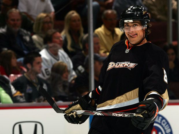 Ducks' Teemu Selanne coming home for oral surgery, out two weeks