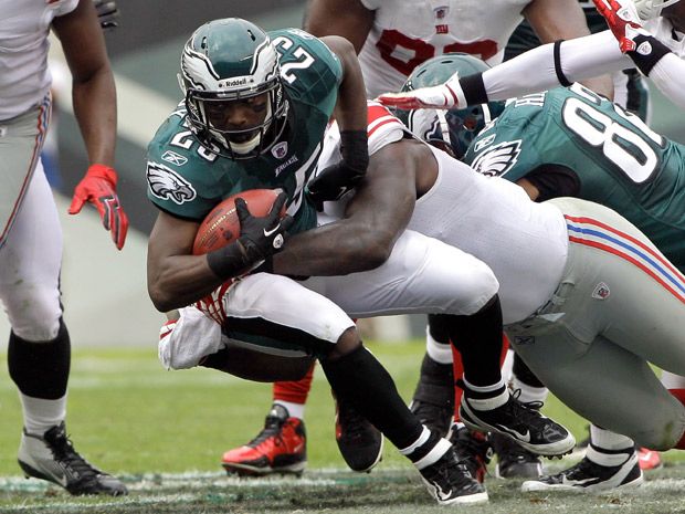 Eagles lose; Vick breaks hand