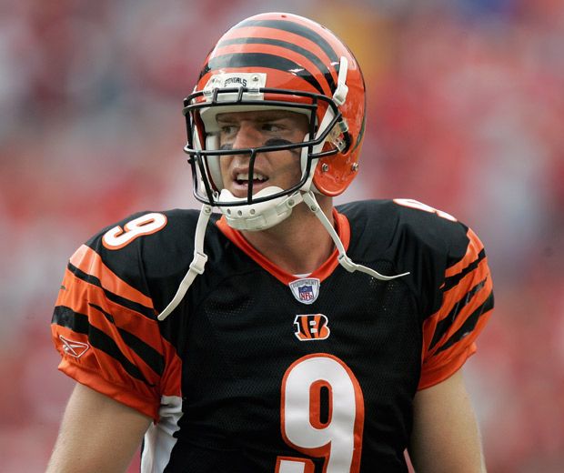 Quarterback Carson Palmer of the Cincinnati Bengals calls a play next  News Photo - Getty Images