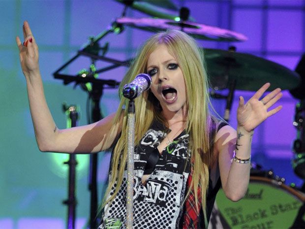 Avril Lavigne Hairy Pussy Chubby - Avril Lavigne beat up outside of Hollywood hotel | National Post