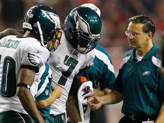 Eagles' Asomugha injures knee, carted out of practice