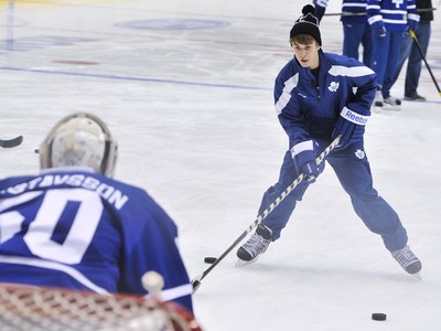 Justin Bieber assistindo o jogo de hóquei entre Toronto Maple Leafs x San  Jose Sharks no Canadá -…