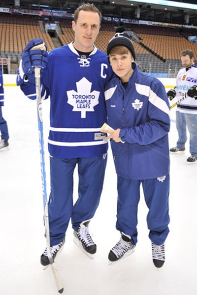 Justin Bieber plays shinny with Toronto Maple Leafs in Stratford