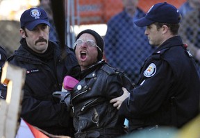 Ein Demonstrant schreit, als er im November 2011 wegen Hausfriedensbruchs im Lager von Occupy Toronto im St. James Park festgenommen wird.