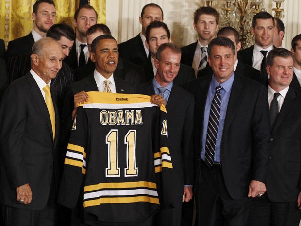 Fans taunt Bruins goalie Tim Thomas for White House snub