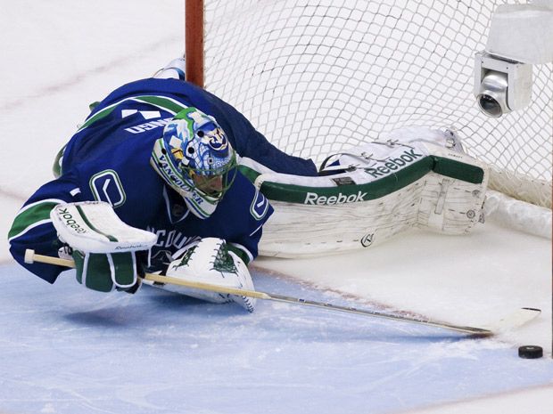 Roberto Luongo takes hilarious jab at Kevin Bieksa's one day