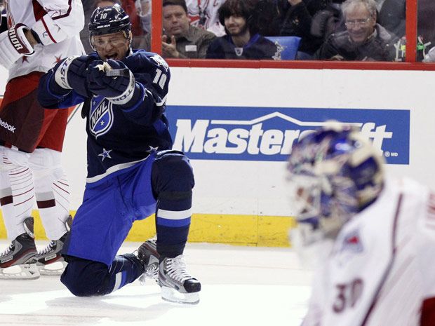 Daniel Sedin pulls tooth out after high stick 