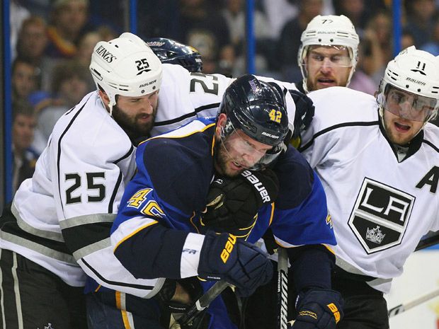 T.J. Oshie scores twice as Blues roll past Kings