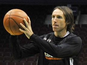 Steve Nash traded to rival Los Angeles Lakers 
