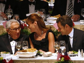 Henry Kissinger, French President Nicolas Sarkozy (R) and his wife, first lady Carla Bruni-Sarkozy, speak at the Appeal of Conscience Foundation (ACF) awards dinner in New York September 23, 2008. Sarkozy was honored with the 2008 World Statesman award. REUTERS/Eric Thayer (UNITED STATES)