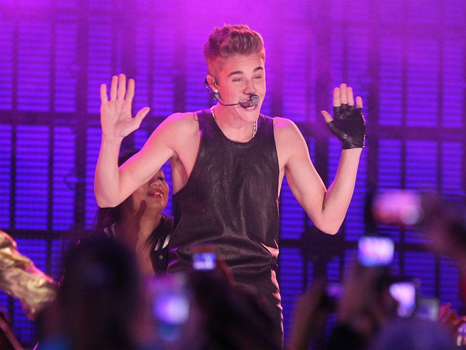 Justin Bieber booed by Montreal crowd for making fun of Canadiens