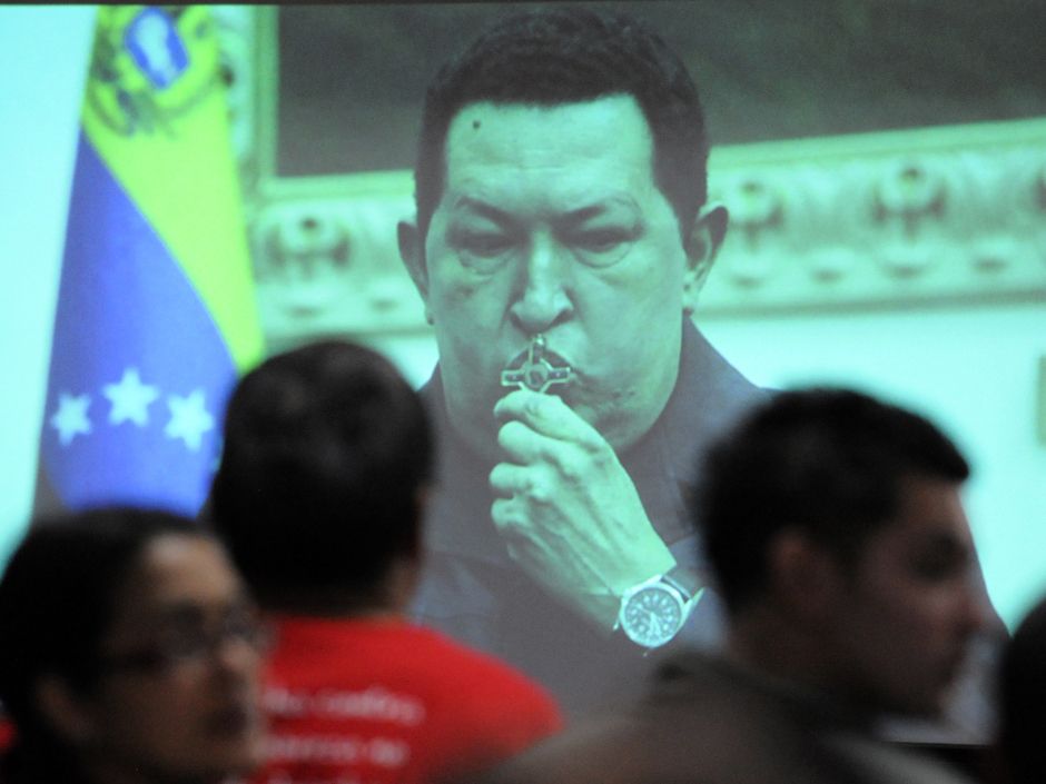 Supporters of Venezuela's President Hugo Chavez rally outside the Supreme  Court with a flag of Argentine revolutionary leader Ernesto Che Guevara  in Caracas, Venezuela, Thursday, Oct. 27, 2005, where the court is