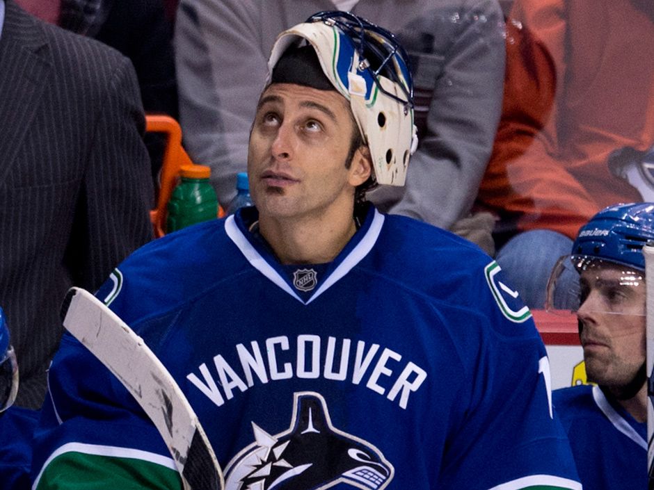 Roberto Luongo visits Molson Hockey House after the game!