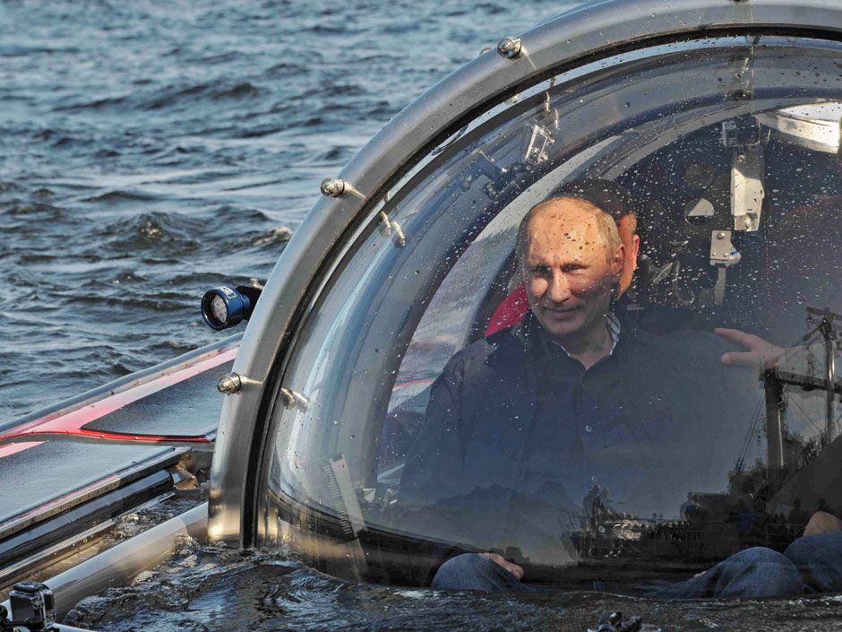 Russian President Putin goes 60 metres under the sea to see