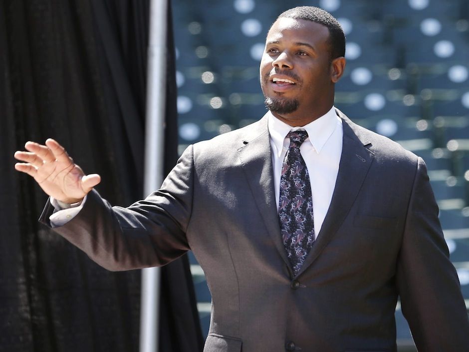 Ken Griffey Jr. ended his HOF induction speech by -- what else? -- putting  his cap on backward