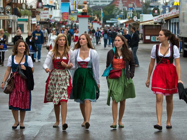 Rise of the dirndl New generation of Germans bring tradition back to Oktoberfest National Post