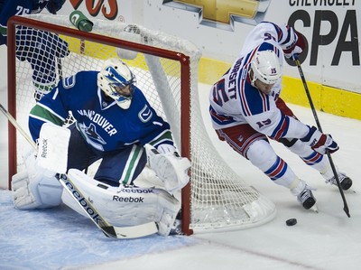 Goallie Nikolai Khabibulin of the Phoenix Coyotes in action during News  Photo - Getty Images