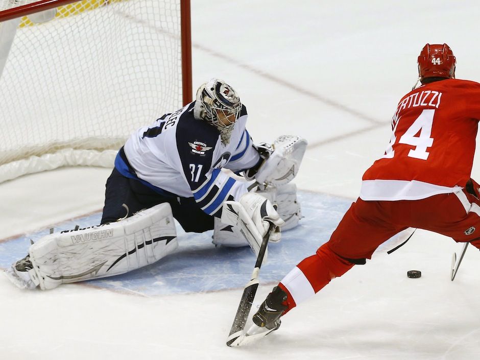 Winnipeg Jets' Andrew Ladd (16)warms up as the Jets prepare to