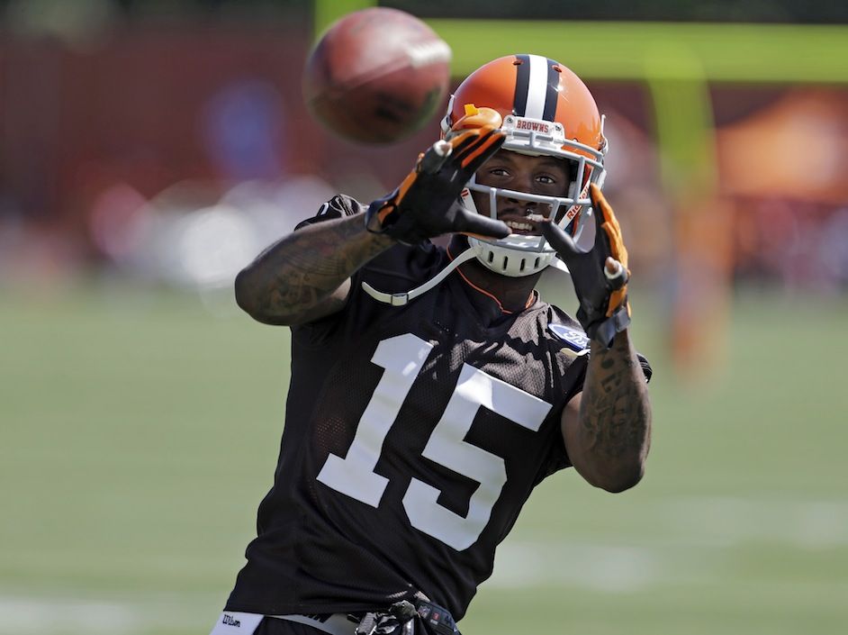 Browns players and local police surprise kids at flag football game - Dawgs  By Nature