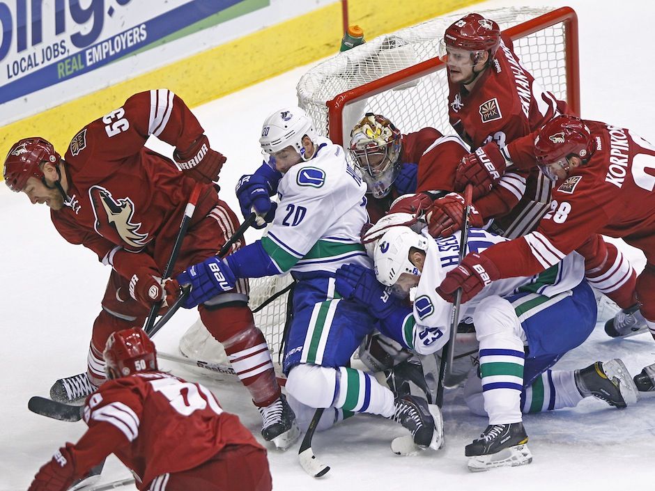 Dallas Stars backup goalie Mike Smith makes a save against the Vancouver  Canuck's during the first period at Vancouver's GM Place, November 6, 2006.  The Canuck's won 2-1. (UPI Photo/Heinz Ruckemann Stock