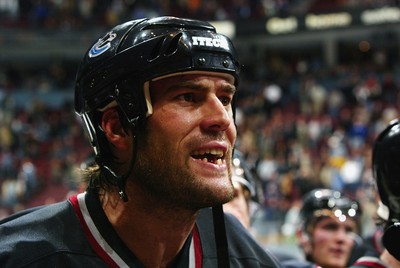 Ex-NHL star Todd Bertuzzi apologizes to media years after sucker