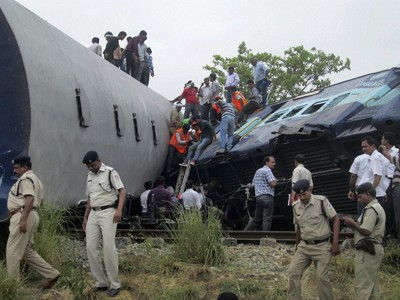 Big tragedy averted: Mahabodhi Express' bogies detach from moving