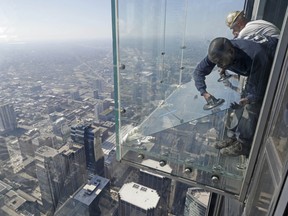 Tourists Feared They Would Plummet 103 Floors When Glass Floor Started Ing At Chicago S Willis Tower National Post