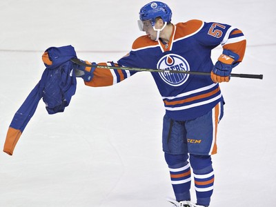 Oilers coach calls fan a 'quitter' for throwing jersey on the ice