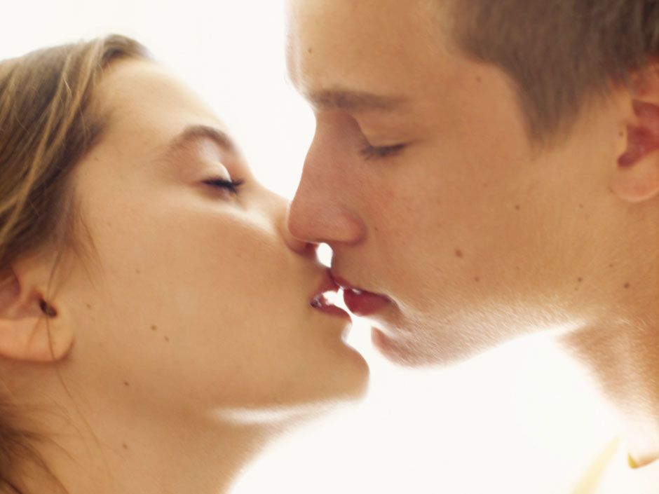 How to feel love in winter with romantic kisses? Impressive Kisses