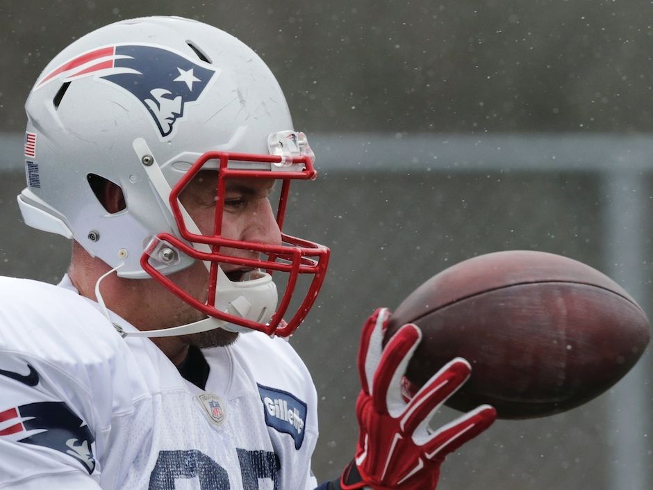 Rob Gronkowski throws shade at Patriots with contract incentives