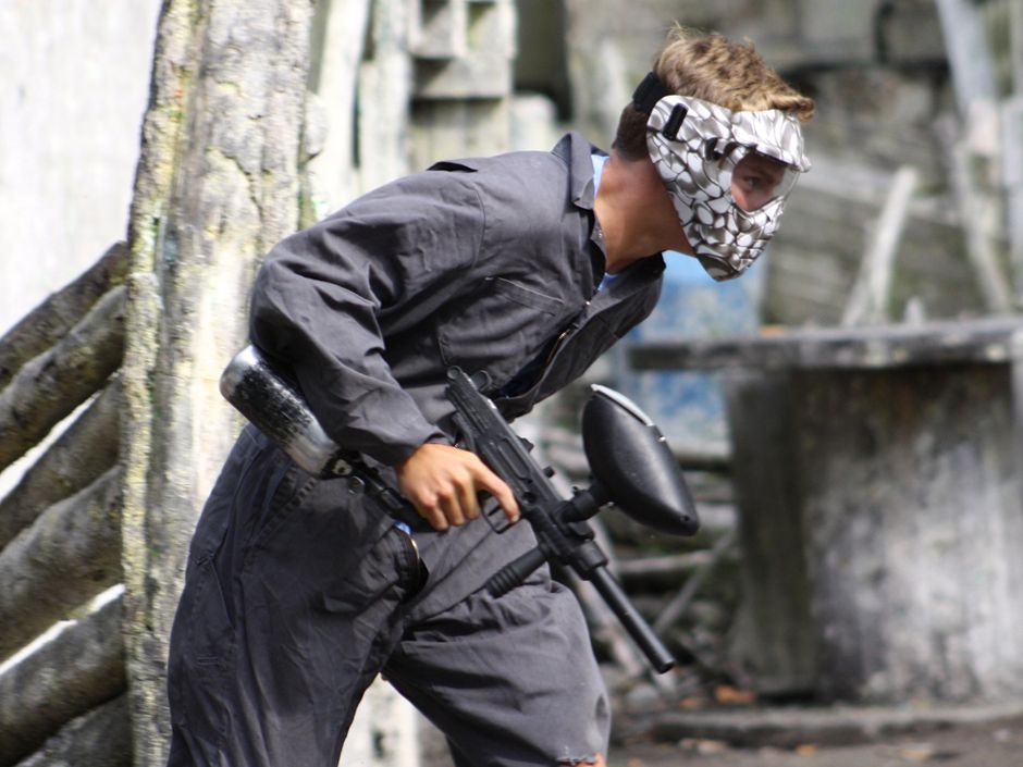 Police take down man carrying paintball gun in Hamilton mall after it