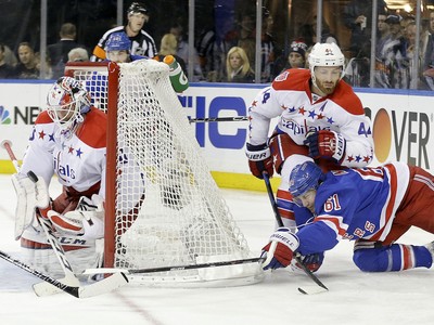 NHL Winter Classic 2012: Henrik Lundqvist Shines Under Pressure