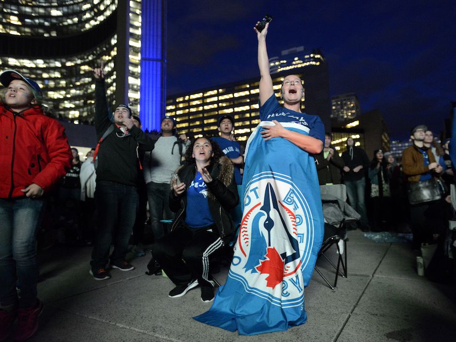 Blue Jays fans, Toronto mayor angry at drink-tossing fan 