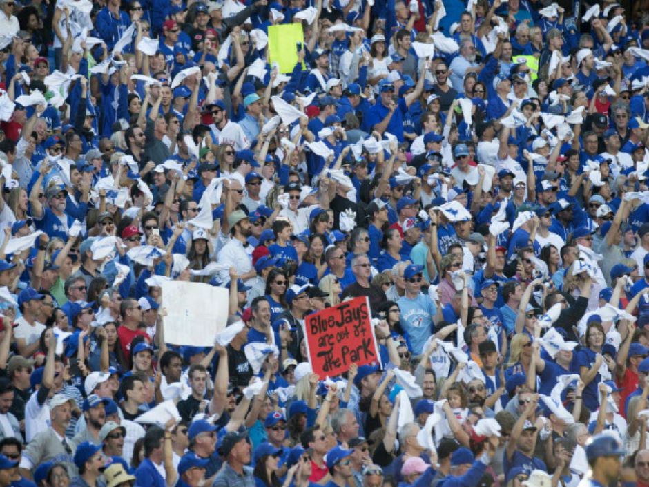 Retail Signage: Celebrating fans at the Jays Shop - Sign Media Canada