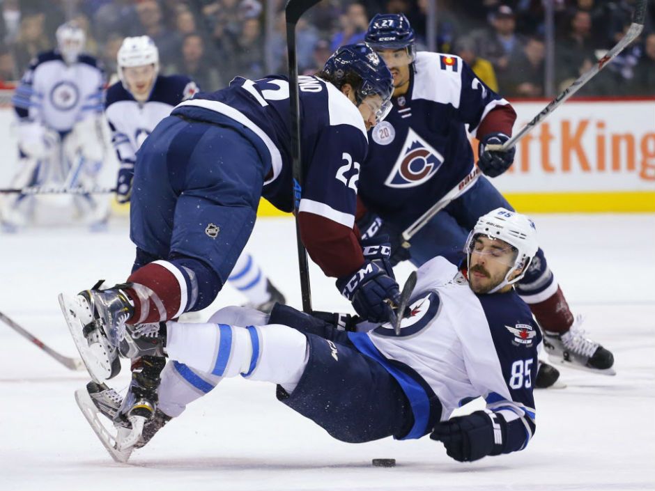 Video: Gabriel Landeskog's daughter sips from Stanley Cup after win