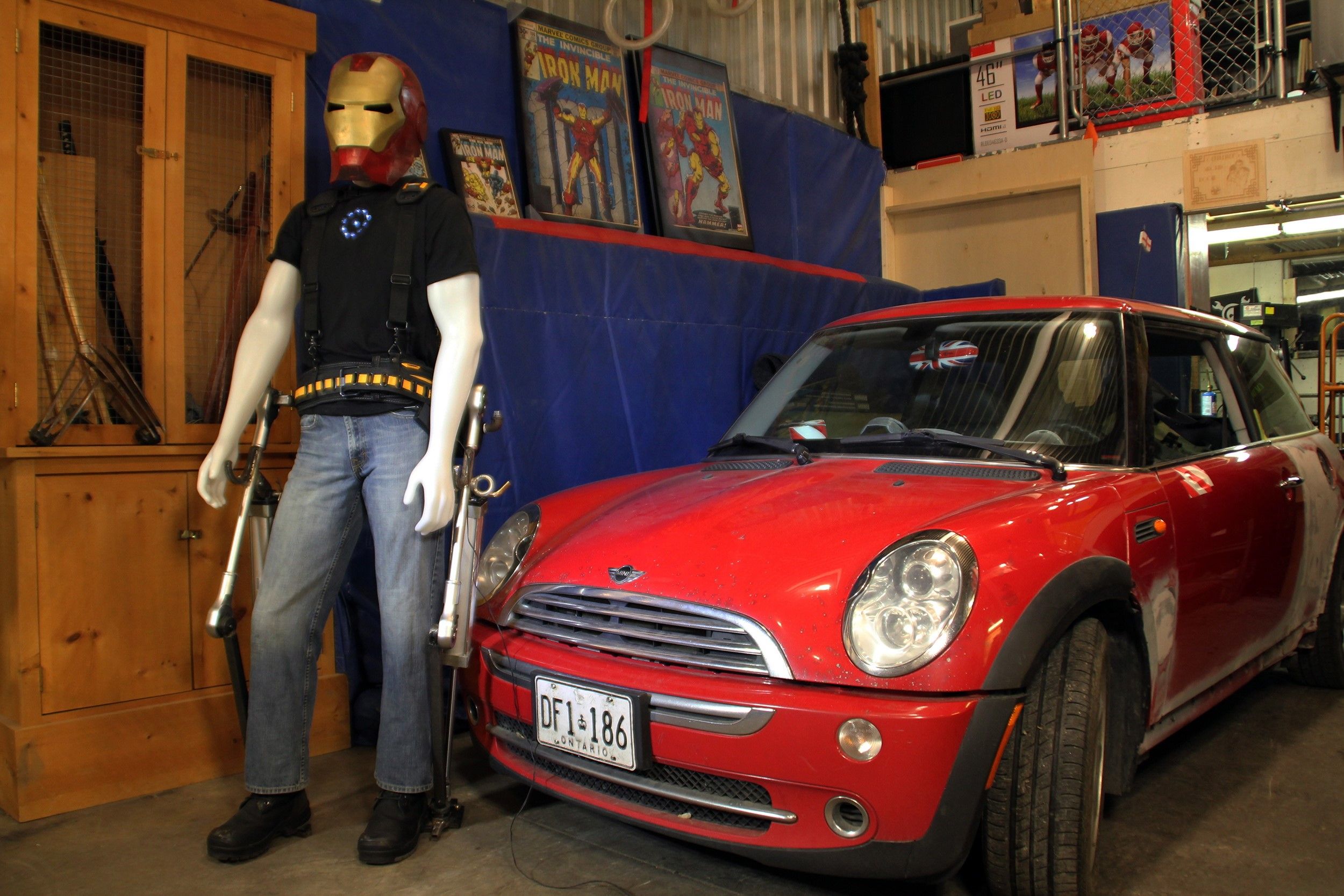 Canadian Iron Man fan lifts a 360-kilogram car using exoskeleton legs ...