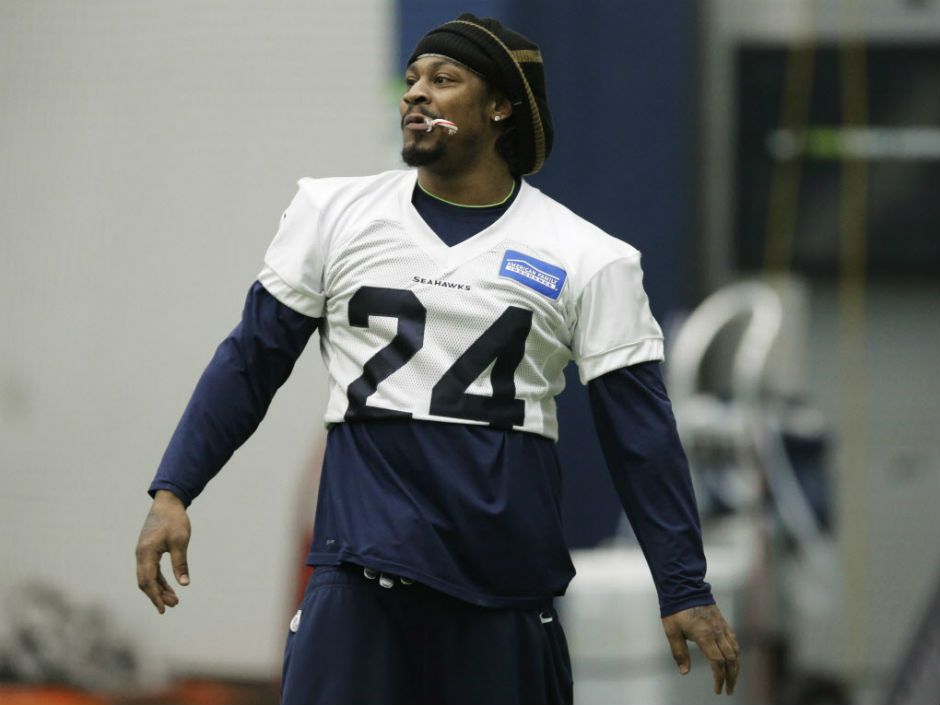 Marshawn Lynch sports Kam Chancellor's jersey at practice