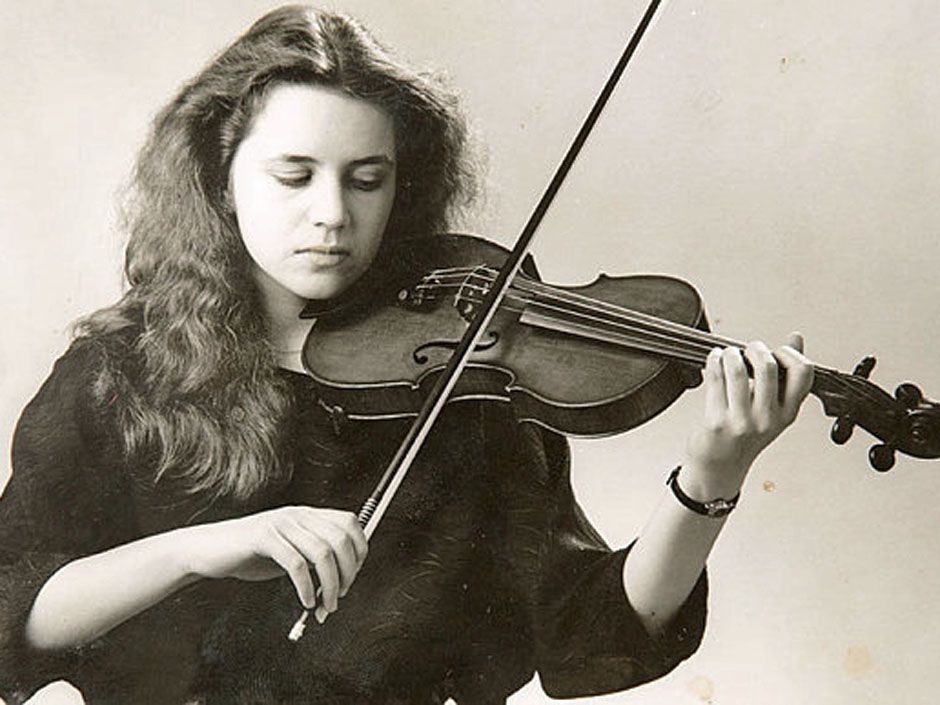 Violinist who lost use of limbs in car crash plays music again after