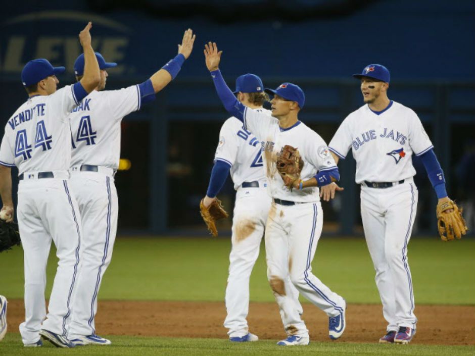 Blue Jays' Ryan Goins makes incredible plays his routine