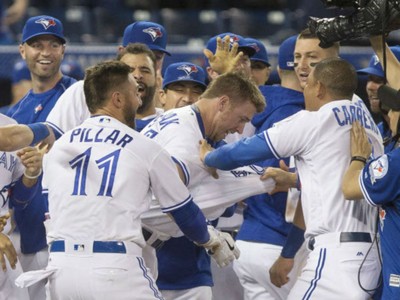 Toronto Blue Jays' Justin Smoak hits game-tying homer in ninth, walkoff  blast in extras to seal win over Texas Rangers