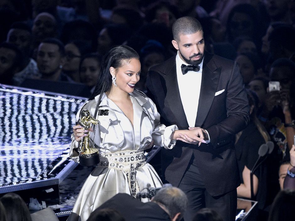 Rihanna gets a tattoo in ode to Drake, commemorating their Toronto aquarium date | National Post