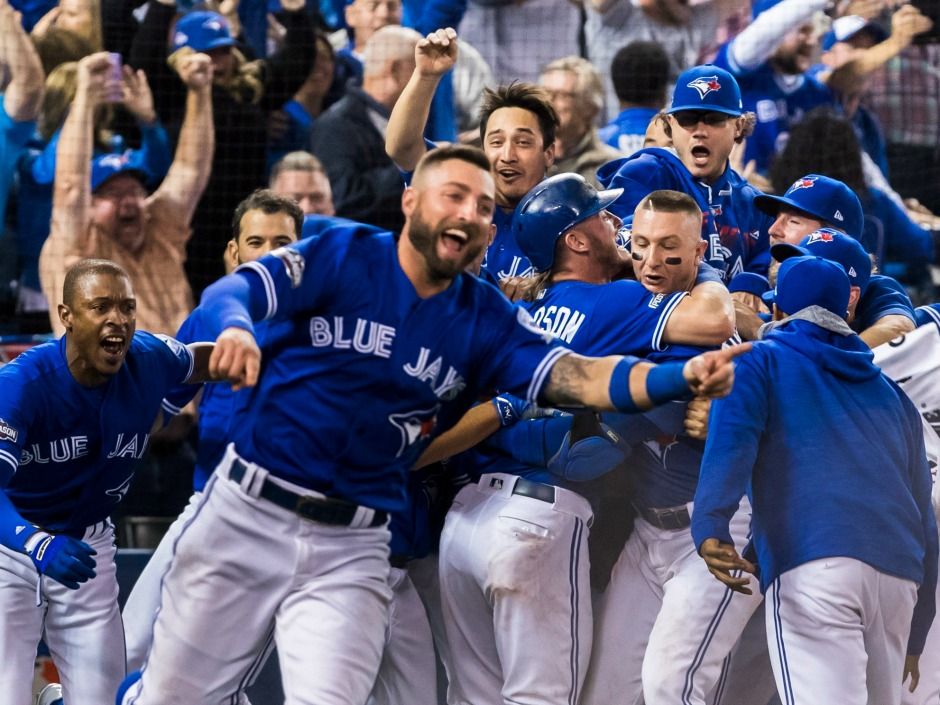 Gotta See It: Blue Jays celebrate with team photo after clinching