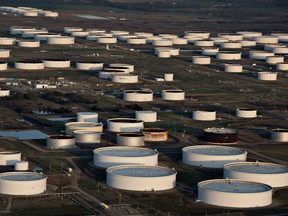 Oil storage tanks stand in Cushing, Oklahoma, U.S., on Tuesday, March 24, 2015. A supply glut has dragged U.S. crude for May delivery almost $10 a barrel below contracts a year out. This market structure, known as contango, has encouraged traders to shove the most oil in 80 years into storage so they can sell it for more in the future. Traders’ attempts to use every cubic inch of storage underscores how desperate the market has become to stow oil. Supplies at Cushing reached a record 54.4 million barrels as of March 13, Energy Information Administration data show. Nationwide, stockpiles at 458.5 million are the highest since 1930. Photographer: Daniel Acker/Bloomberg