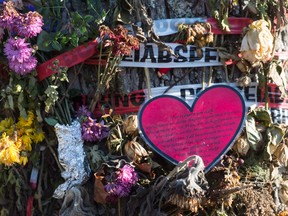 Flowers and a heart-shaped note are fixed on a tree on December 5, 2016 in Freiburg, southwestern Germany, near the river Dreisam, where a young woman was killed.